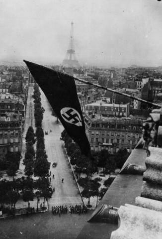 Drapeau nazi sur l’Arc de Triomphe, été 1940