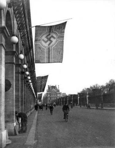 Oriflamme nazi sur l’Hôtel Meurice, siège du commandement du GroB Paris (Grand Paris), rue de Rivoli, 1941 Oriflamme nazi sur l’Hôtel Meurice, 93-92 rue de Rivoli, Paris
