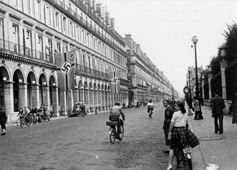 Photographie de la rue de Rivoli et ses hôtels réquisitionnés par les allemands