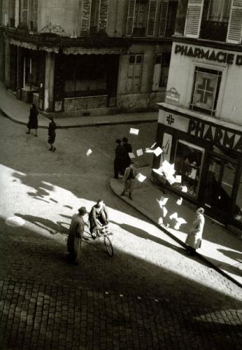 Lâcher de tracts, août 1944 (Coll. Atelier Robert Doisneau)