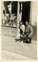 Marcjanna Marcinkowski devant le salon de coiffure de ses parents, résistants de Libération-Nord, le 25 août 1944.