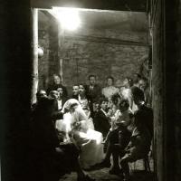 Communion dans un abri à Montrouge (Atelier Robert Doisneau)