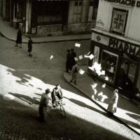 Lâcher de tracts, août 1944 (Coll. Atelier Robert Doisneau)