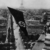 Drapeau nazi sur l’Arc de Triomphe, été 1940